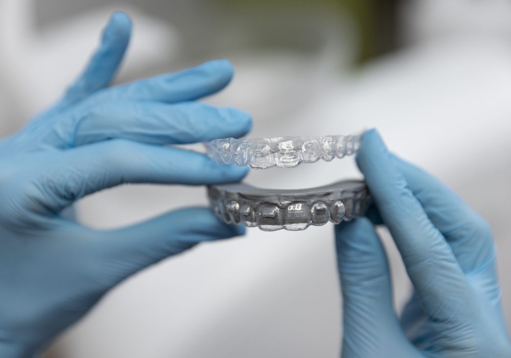 un-primer-plano-de-los-instrumentos-dentales